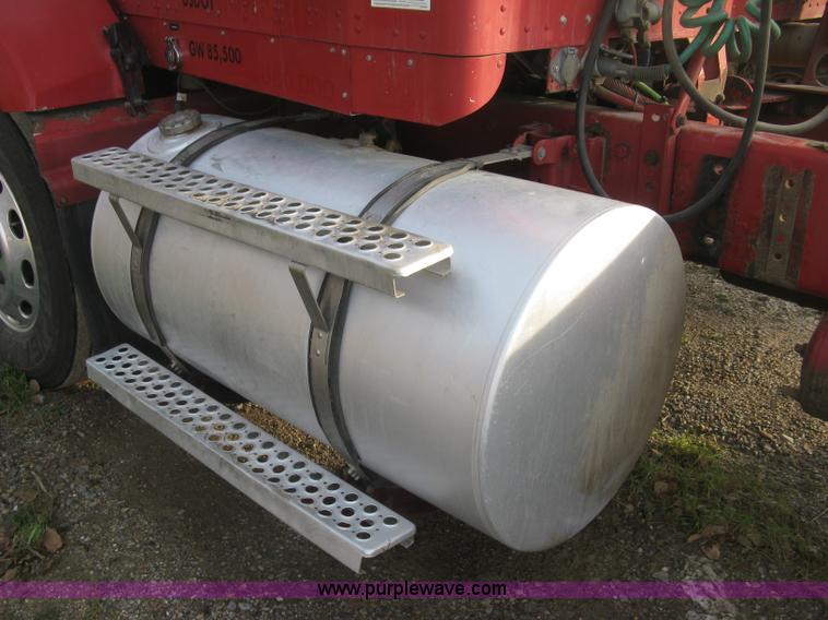 image for item H9296 2005 Kenworth T800 semi truck