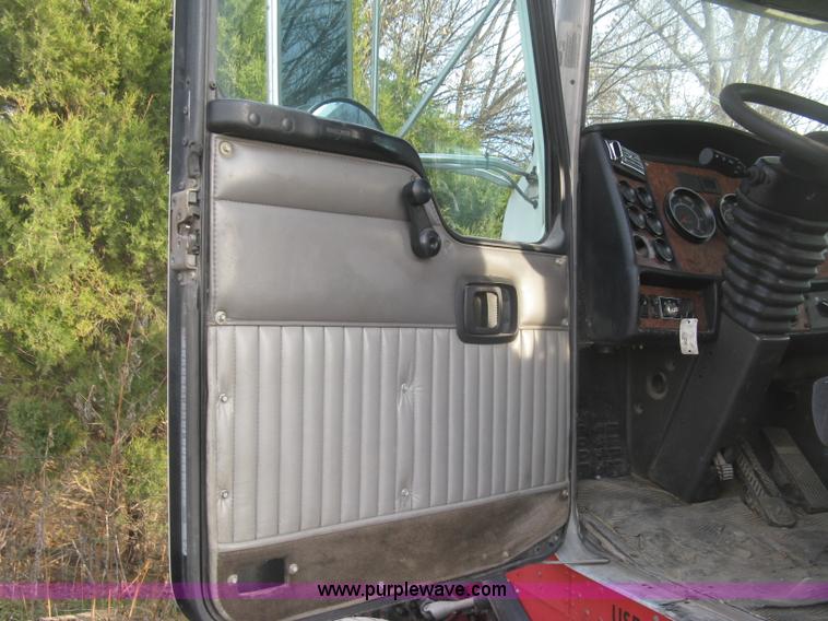 image for item H9296 2005 Kenworth T800 semi truck