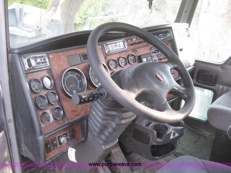 image for item H9296 2005 Kenworth T800 semi truck