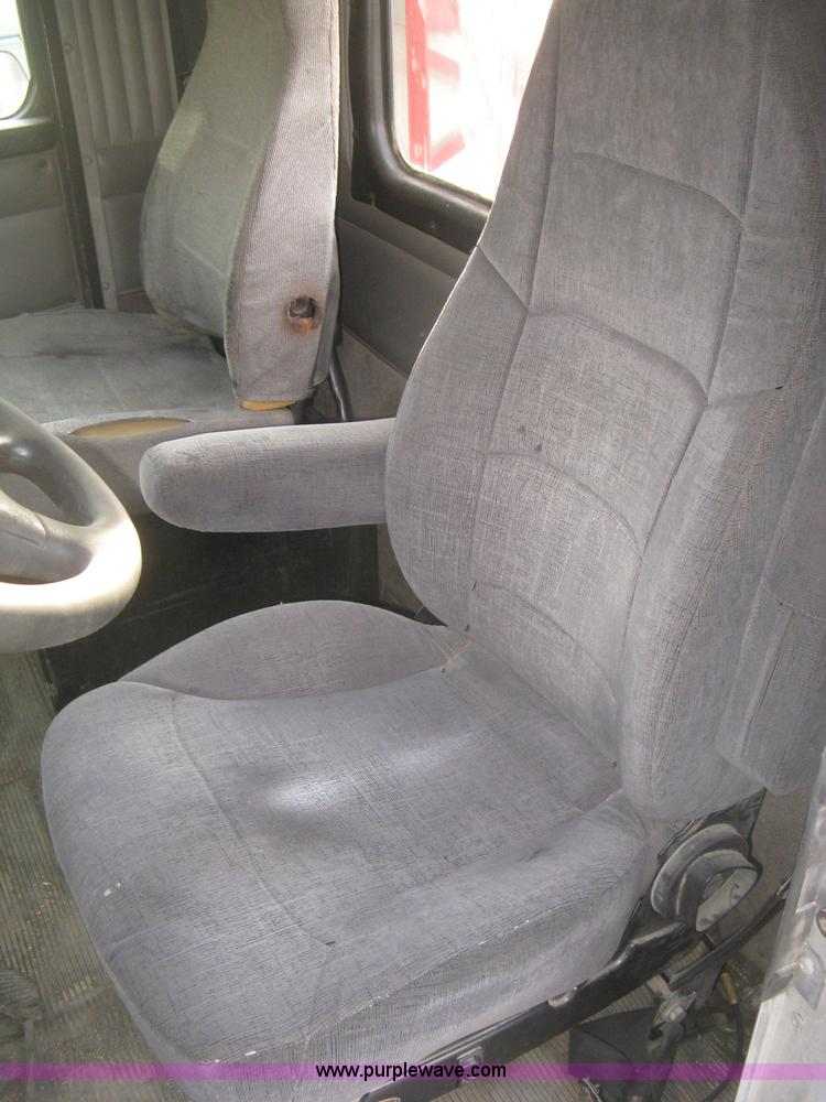 image for item H9296 2005 Kenworth T800 semi truck