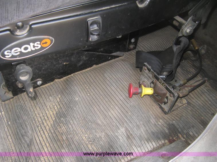 image for item H9296 2005 Kenworth T800 semi truck