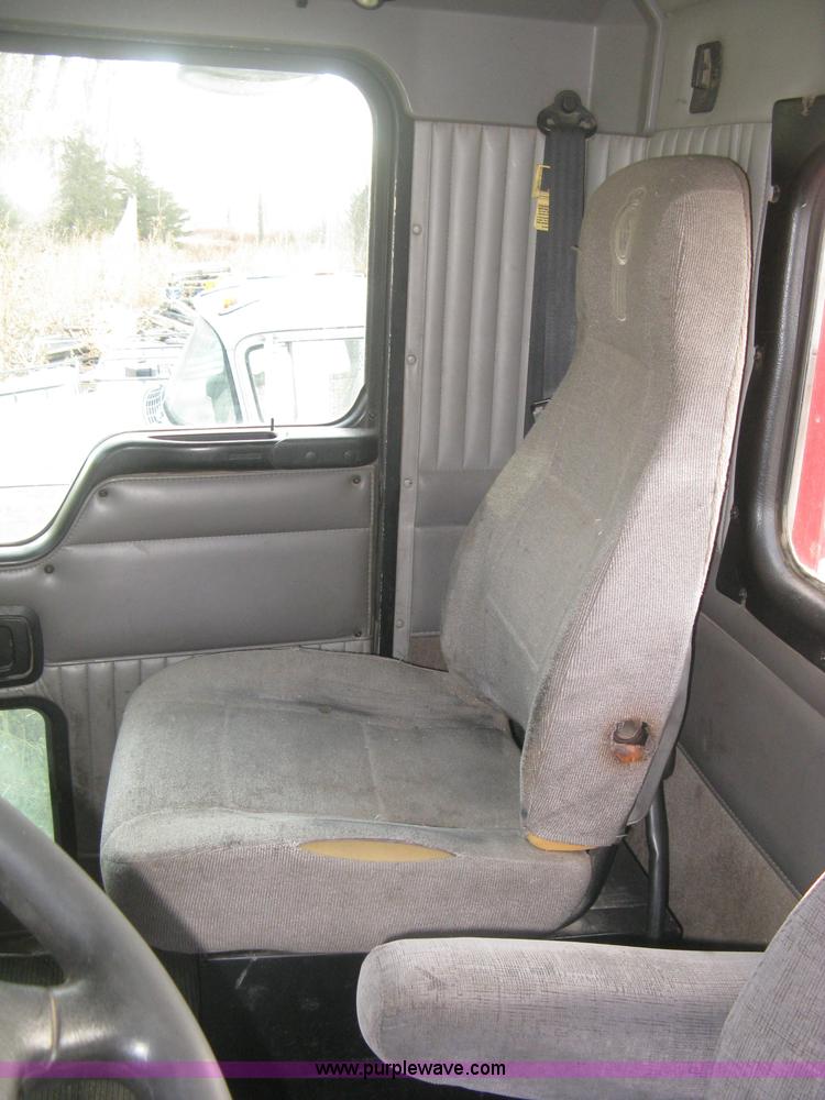 image for item H9296 2005 Kenworth T800 semi truck