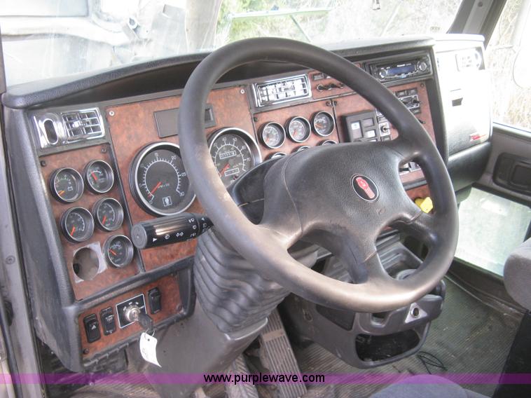 image for item H9296 2005 Kenworth T800 semi truck