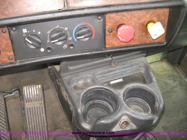 image for item H9296 2005 Kenworth T800 semi truck