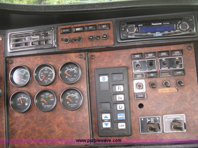 image for item H9296 2005 Kenworth T800 semi truck