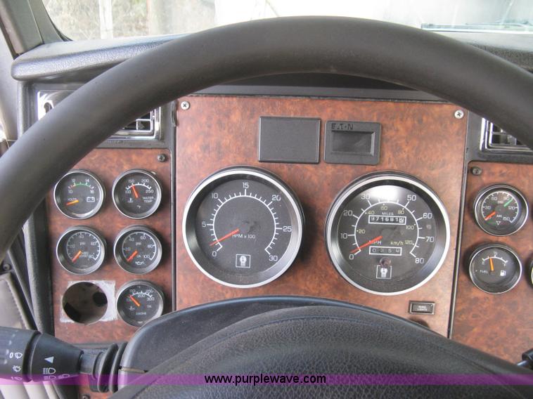 image for item H9296 2005 Kenworth T800 semi truck