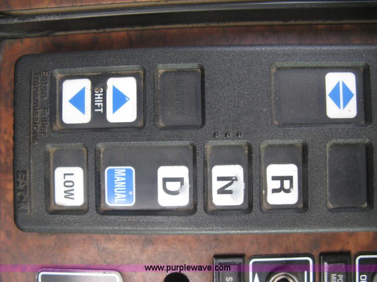 image for item H9296 2005 Kenworth T800 semi truck