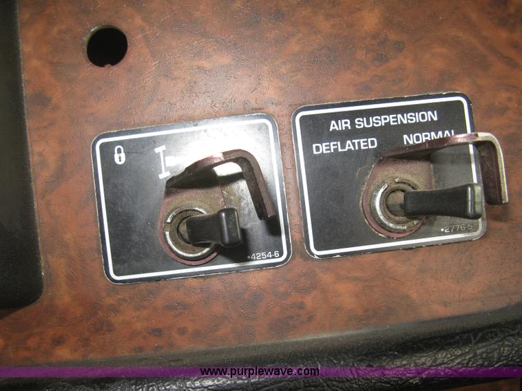 image for item H9296 2005 Kenworth T800 semi truck