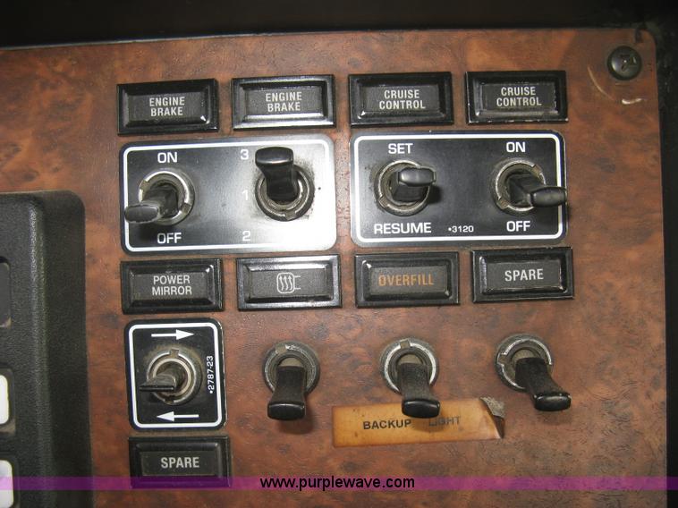 image for item H9296 2005 Kenworth T800 semi truck