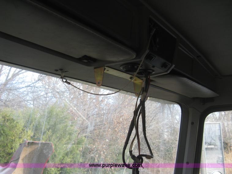 image for item H9296 2005 Kenworth T800 semi truck