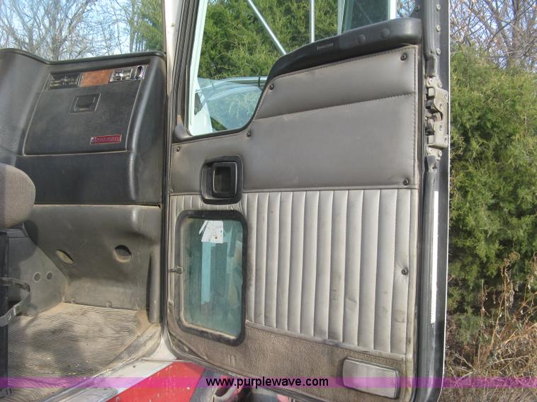 image for item H9296 2005 Kenworth T800 semi truck