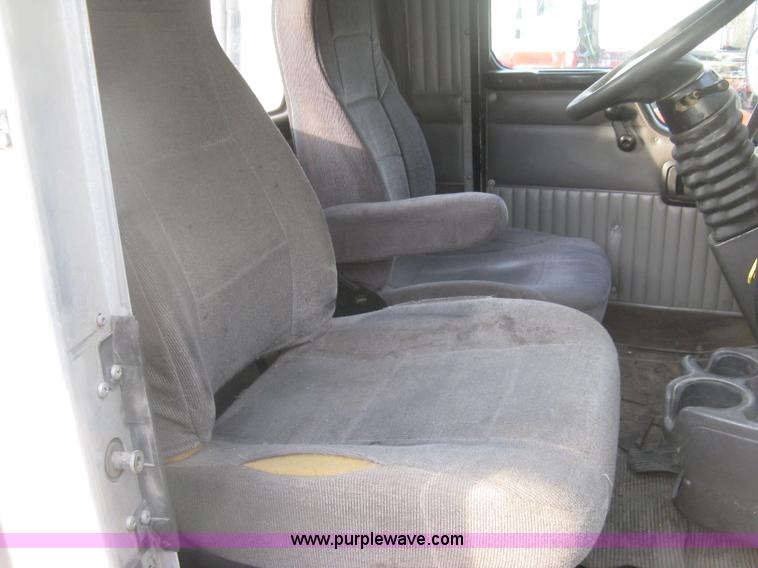 image for item H9296 2005 Kenworth T800 semi truck