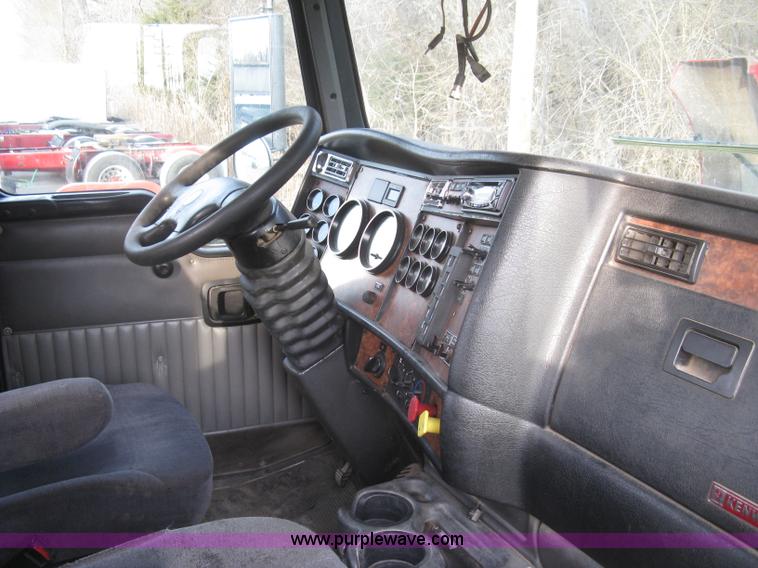 image for item H9296 2005 Kenworth T800 semi truck