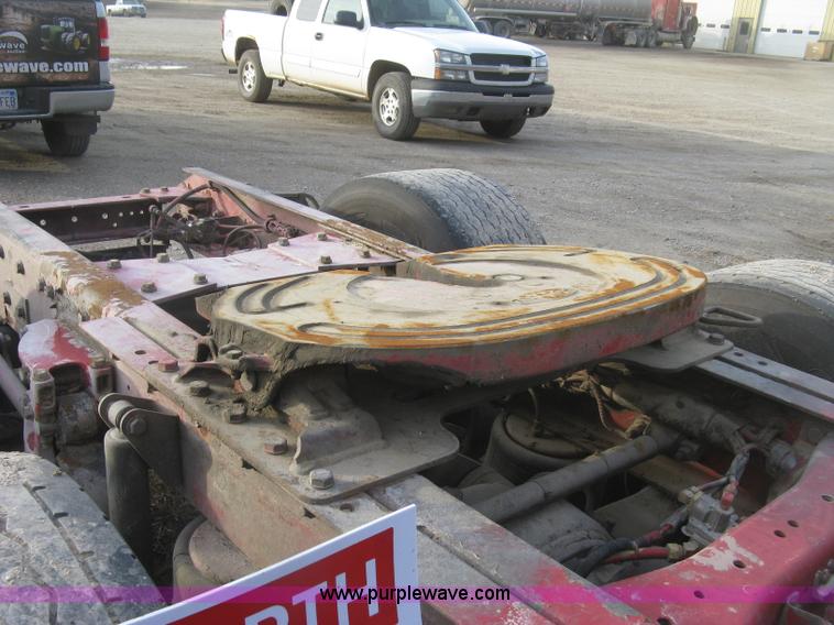 image for item H9296 2005 Kenworth T800 semi truck