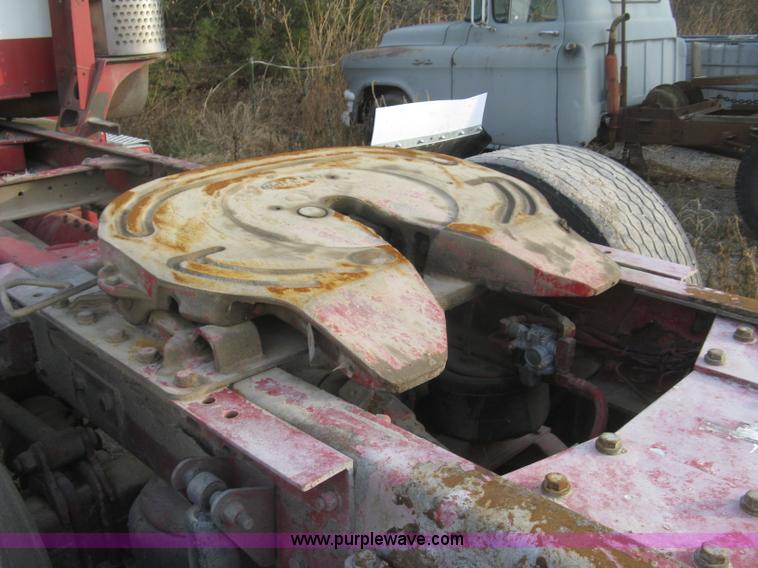 image for item H9296 2005 Kenworth T800 semi truck