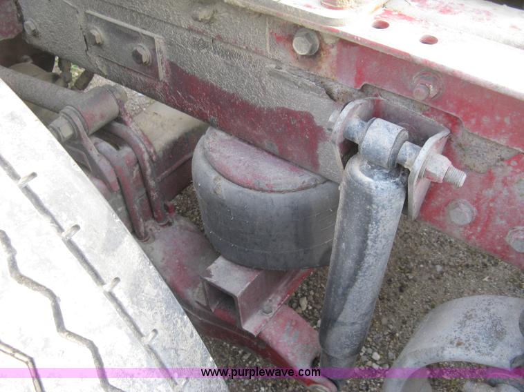 image for item H9296 2005 Kenworth T800 semi truck