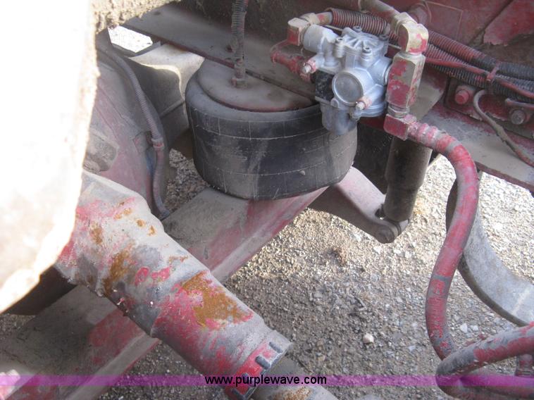 image for item H9296 2005 Kenworth T800 semi truck