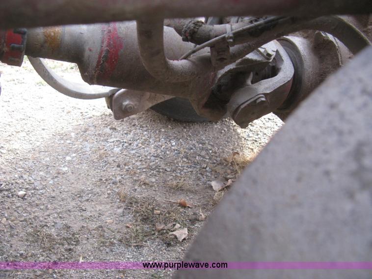 image for item H9296 2005 Kenworth T800 semi truck