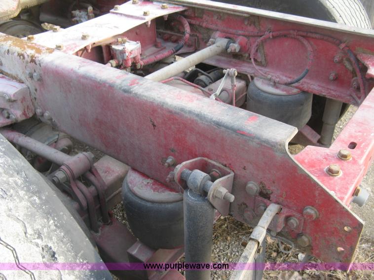 image for item H9296 2005 Kenworth T800 semi truck