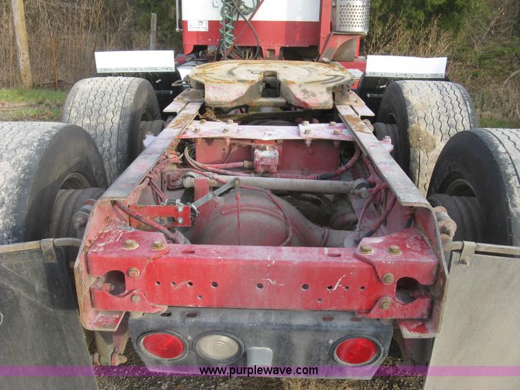 image for item H9296 2005 Kenworth T800 semi truck