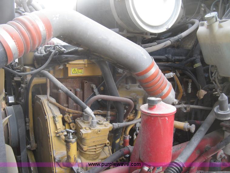 image for item H9296 2005 Kenworth T800 semi truck