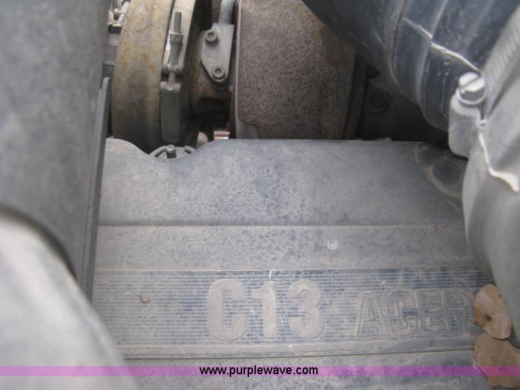 image for item H9296 2005 Kenworth T800 semi truck