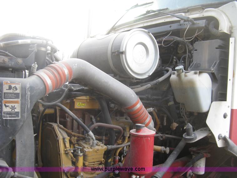 image for item H9296 2005 Kenworth T800 semi truck