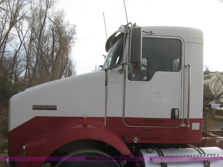 image for item H9296 2005 Kenworth T800 semi truck