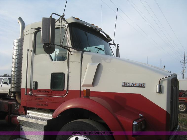 image for item H9296 2005 Kenworth T800 semi truck