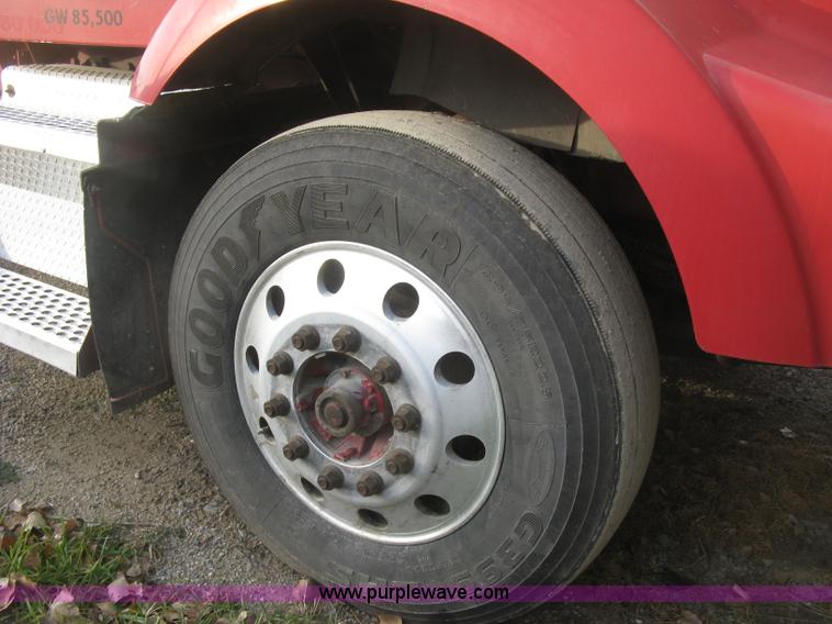 image for item H9296 2005 Kenworth T800 semi truck