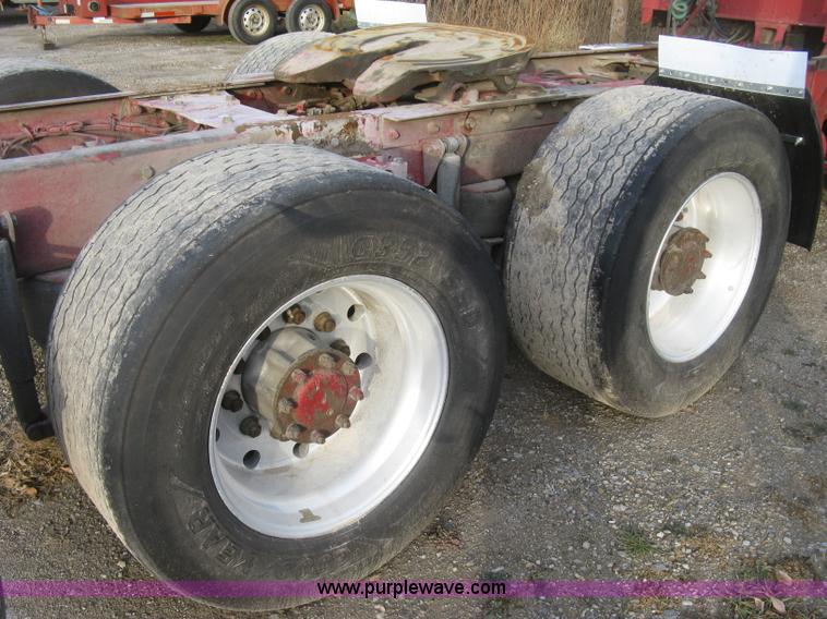 image for item H9296 2005 Kenworth T800 semi truck