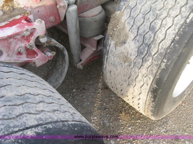 image for item H9296 2005 Kenworth T800 semi truck