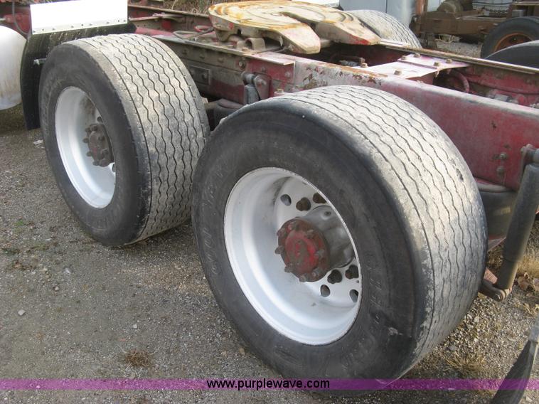 image for item H9296 2005 Kenworth T800 semi truck