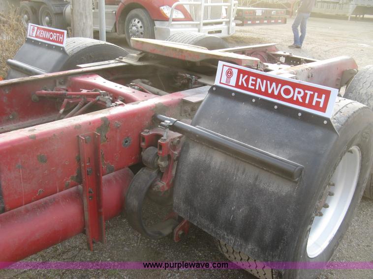 image for item H9296 2005 Kenworth T800 semi truck
