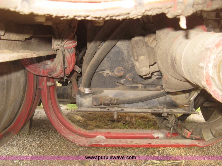 image for item H9296 2005 Kenworth T800 semi truck