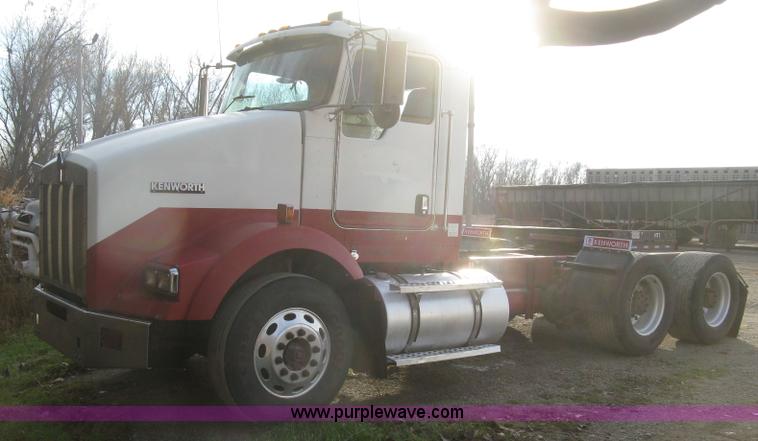 image for item H9296 2005 Kenworth T800 semi truck