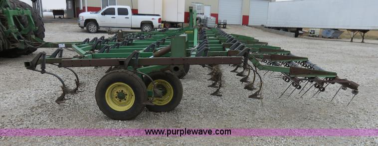 image for item I2487 John Deere 960 field cultivator