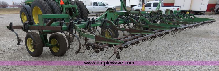 image for item I2487 John Deere 960 field cultivator