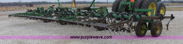 image for item I2487 John Deere 960 field cultivator