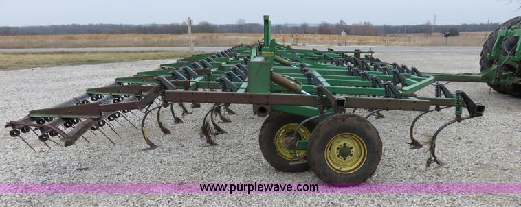 image for item I2487 John Deere 960 field cultivator