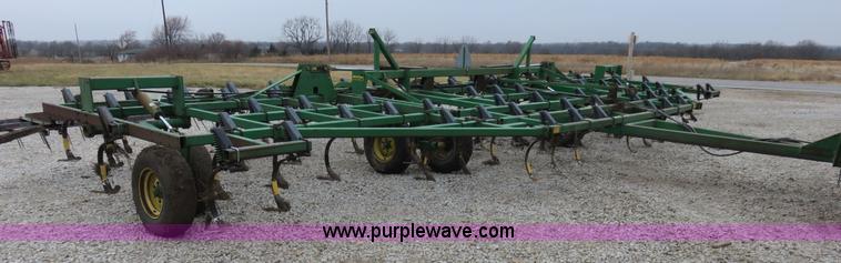 image for item I2487 John Deere 960 field cultivator