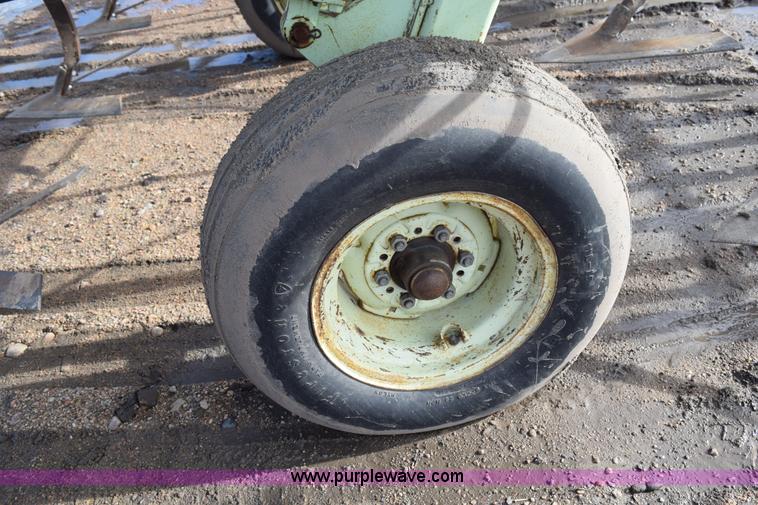 image for item I8563 Sunflower 3040-28 sweep plow