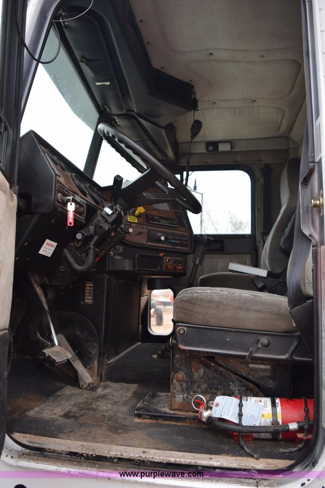 image for item I8595 1994 Freightliner FLD semi truck