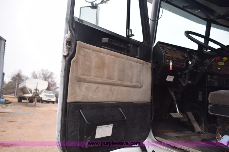 image for item I8595 1994 Freightliner FLD semi truck