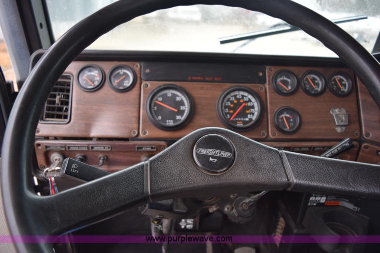 image for item I8595 1994 Freightliner FLD semi truck