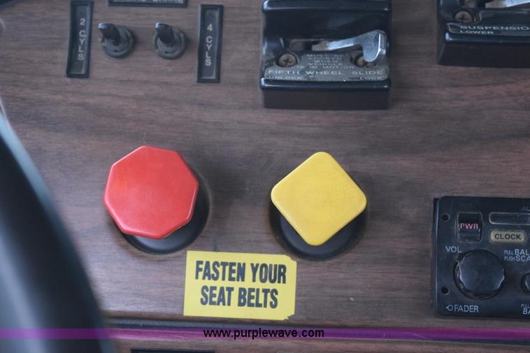 image for item I8595 1994 Freightliner FLD semi truck