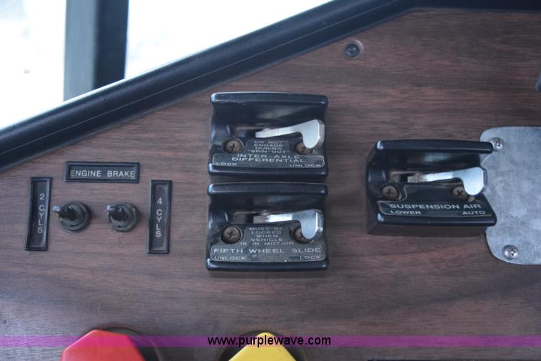 image for item I8595 1994 Freightliner FLD semi truck