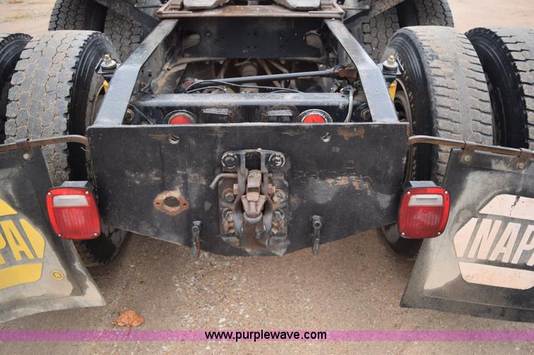 image for item I8595 1994 Freightliner FLD semi truck