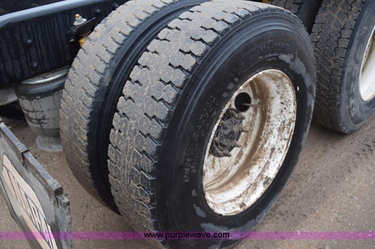 image for item I8595 1994 Freightliner FLD semi truck