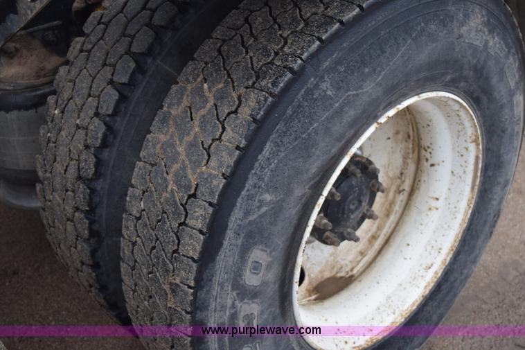 image for item I8595 1994 Freightliner FLD semi truck